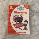 Dansk- og aktivitetsbog om stavning fra 8 år. Indeholder sjove opgaver, hvor barnets danskfærdigheder trænes.